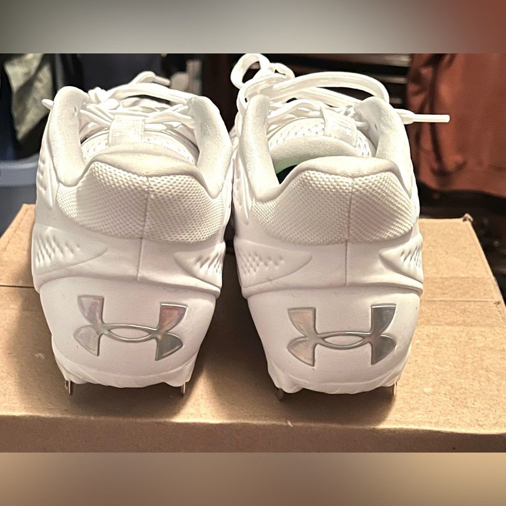 Men’s size 6.5 White UA Yard MT 3.0 Metal Baseball Cleats 3027450-100